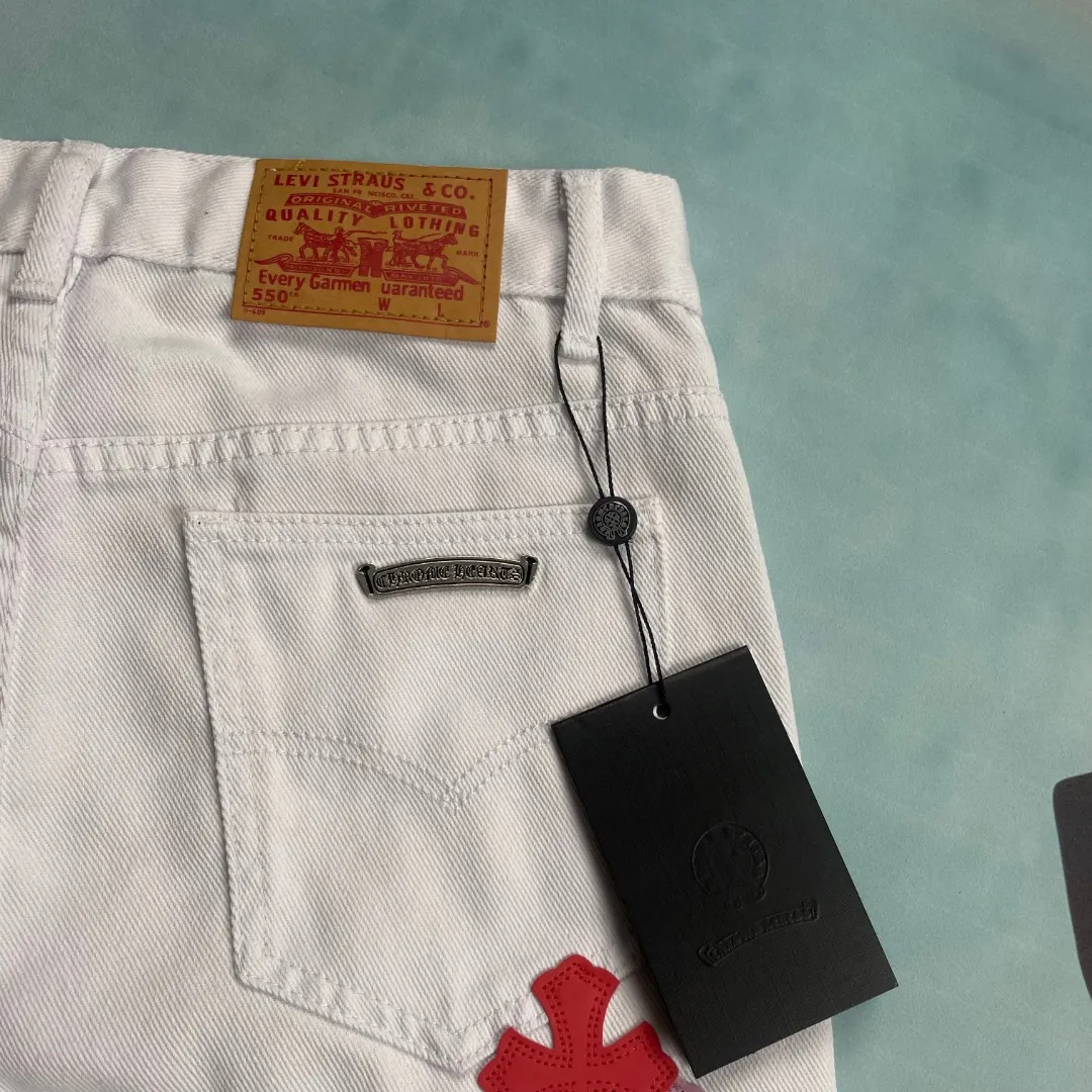 🅿️240 🔘Style No.-KL122 🔘Cro Heart𝐂𝐡𝐫𝐨𝐦𝐞 𝐇𝐞𝐚𝐫𝐭 Miami high street white pink cross patchwork leather retro straight jeans* are carefully crafted with top-notch heavy-duty washing technology, and every process is dedicated to ingenuity. The calfskin is precisely laser-cut and turned into exquisite crosses, showing a luxurious texture in every detail. Paired with distressed silver hardware, the retro charm and fashion style are cleverly blended. The straight-leg design is a unique one, instantly slimming the upper body, modifying the lines of the legs, and showing a neat and capable temperament. From fabric selection to craftsmanship, every step is strictly controlled to show high-end quality and be clearly distinguished from ordinary products on the market. It is tailor-made for you who pursue the ultimate fashion.  Size: S M L XL (28.30.32.34) Color: white and pink